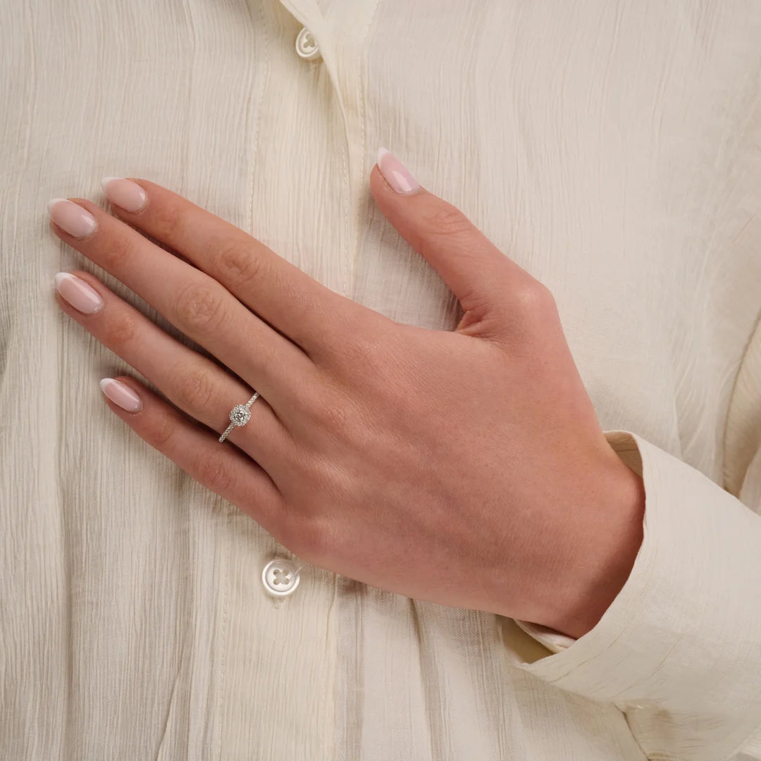 BAGUE DE FIANÇAILLES AVEC HALO DE DIAMANTS EN FORME DE COUSSIN
