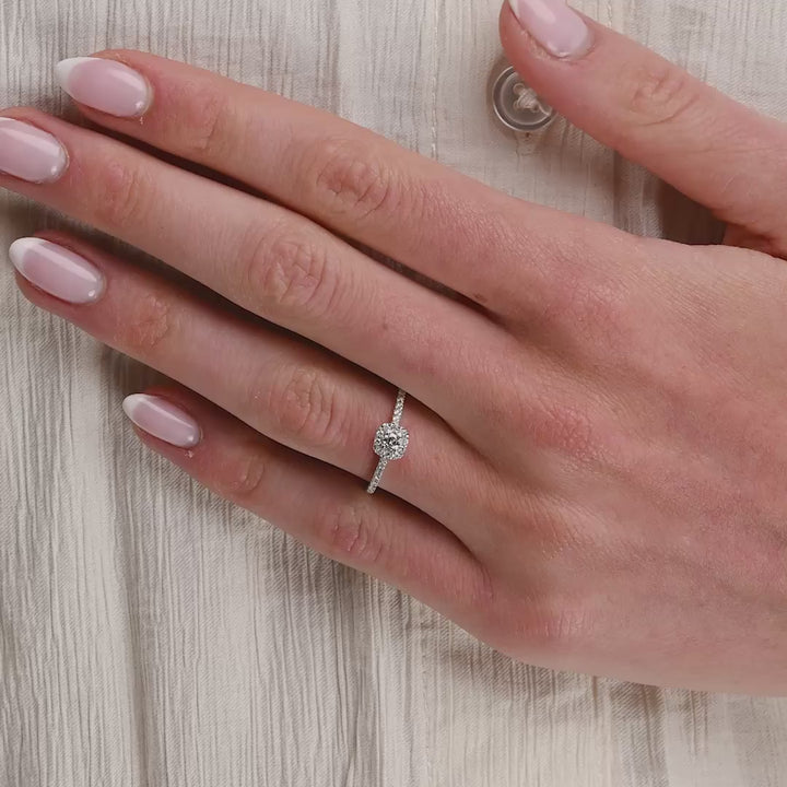 BAGUE DE FIANÇAILLES AVEC HALO DE DIAMANTS EN FORME DE COUSSIN